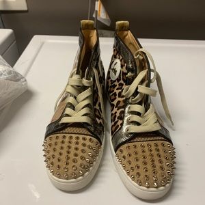 I’m selling Men’s Red Bottom sneakers, Fairly new